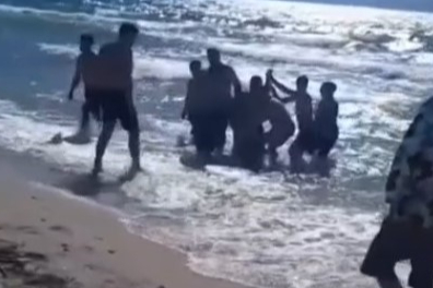 Aydın Kuşadası’nda iki kişi boğulma tehlikesi geçirdi