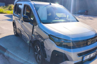 Bilecik'te otomobil ile hafif ticari aracın çarpıştığı kazada 4 kişi yaralandı
