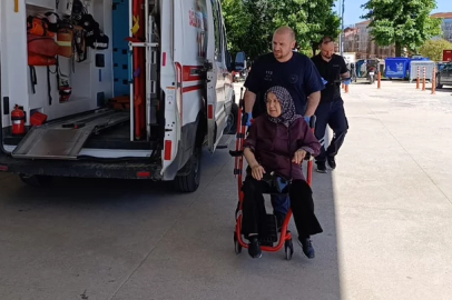 Bursa'da devrilen elektrikli motosikletteki 3 kişi yaralandı