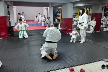Karateci çift Bursa'da 6 çocuklarının ardından torunlarını da yetiştiriyor