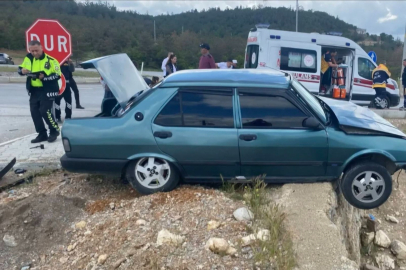Kütahya Emet’te kavşakta iki araç çarpıştı: 3 yaralı