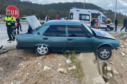 Kütahya Emet’te kavşakta iki araç çarpıştı: 3 yaralı