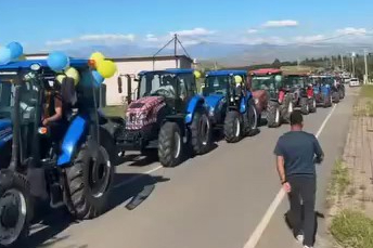Siirt'te onlarca traktör düğün konvoyuna katıldı
