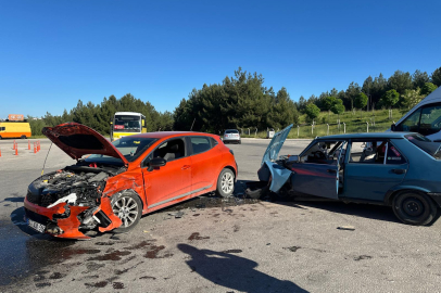 Uşak'ta otomobiller çarpıştı: 5 yaralı