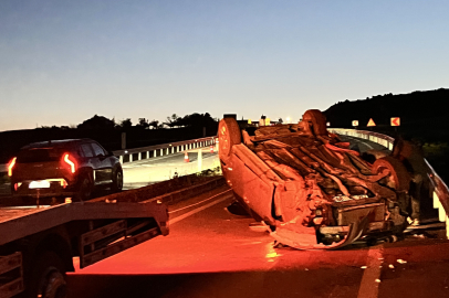 Aksaray'da refüje çarpan otomobildeki 7 kişi yaralandı