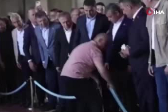 Anıtkabir’de çelenk krizi: Özgür Özel ile asker arasında gerginlik