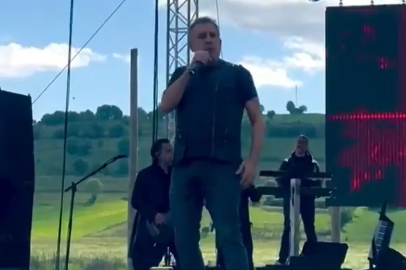 Haluk Levent sahne aldığı sırada aniden fenalaştı! Tokat konserinde korkutan anlar
