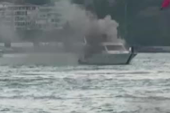 İstanbul Bebek Sahili'nde bir tekne alevlere teslim oldu