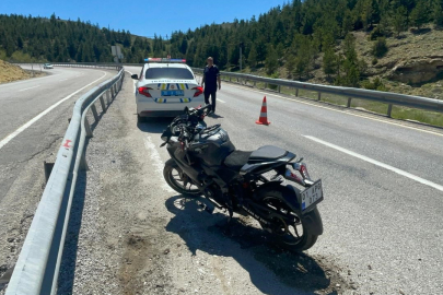 Karaman'da kontrolden çıkan motosiklet bariyerlere çarptı: 1 yaralı