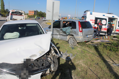 Kayseri’de otomobiller çarpıştı: 1’i ağır 6 yaralı