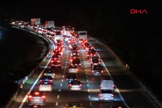 Anadolu Otoyolu Düzce geçişinde trafik durma noktasına geldi