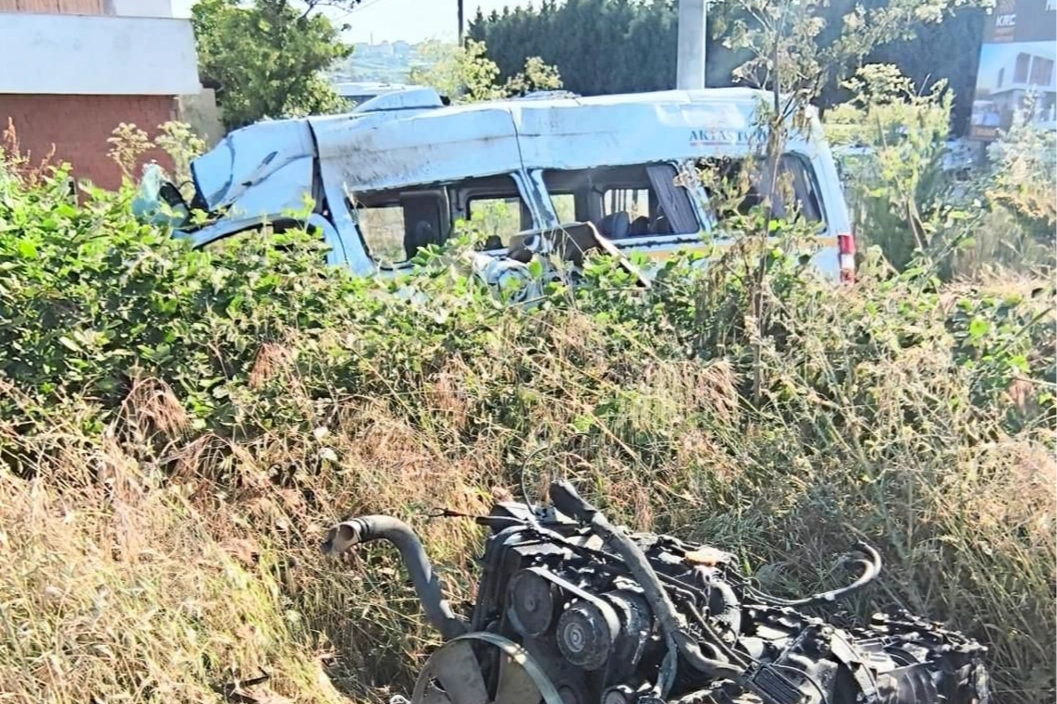 Bursa'da lastiği patlayan servis minibüsü direğe çarptı! Çok sayıda yaralı...