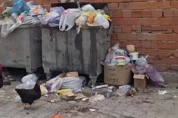 Bursa Mustafakemalpaşa'da 2 haftadır alınmayan çöpler tepki çekti