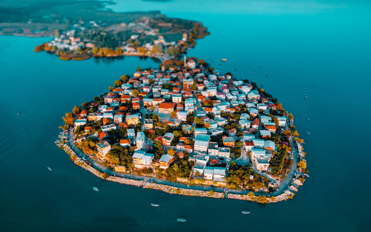 3. Durak: Gölyazı – Gölün Ortasındaki Efsane Köy