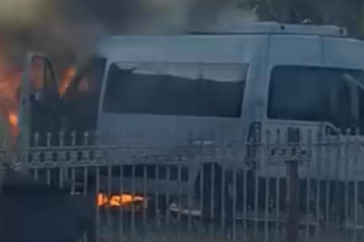 Diyarbakır'da alevlere teslim olan minibüs küle döndü