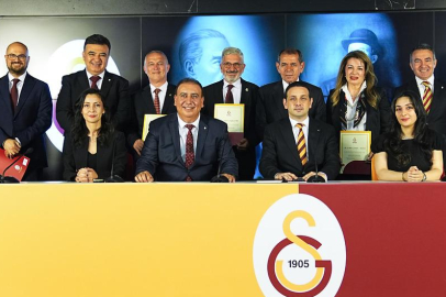Galatasaray'da yeniden başkanlığa seçilen Dursun Özbek ile yönetimi mazbatalarını aldı