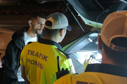 İstanbul'da camdan sarkarak trafiği tehlikeye atan genç polis denetimine takıldı