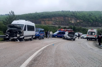 Karabük'te minibüsle otomobilin çarpışması sonucu 6 kişi yaralandı