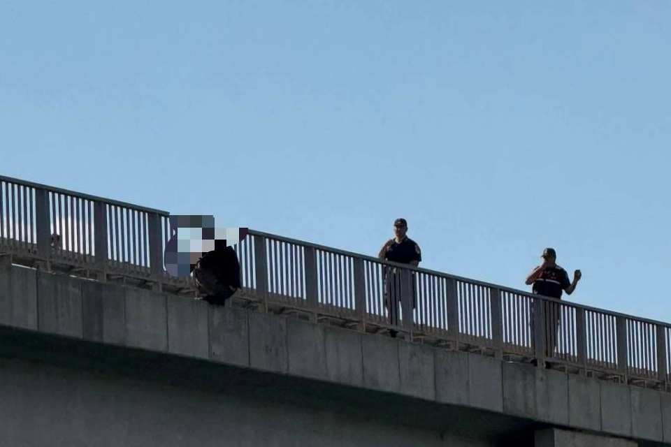 Kayseri'de yiyadükten atlamak isteyen şahsı kaymakam ikna etti