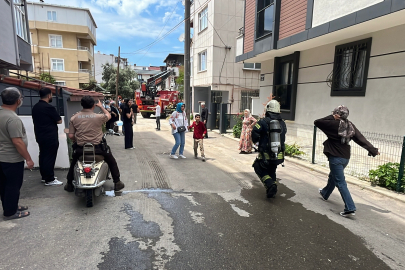 Kocaeli'de korkutan yangın: Balkonda mahsur kalan anne ve bebeği itfaiye kurtardı