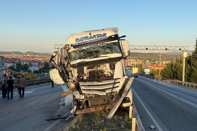 Manisa'da tır başka bir tıra arkadan çarptı, yol trafiğe kapandı