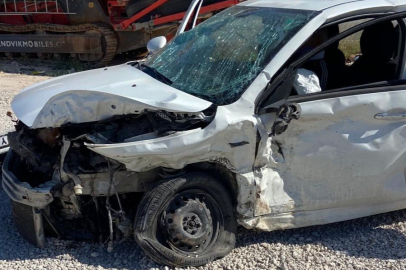 Mersin'de otomobil ile hafif ticari araç çarpıştı: 6 yaralı