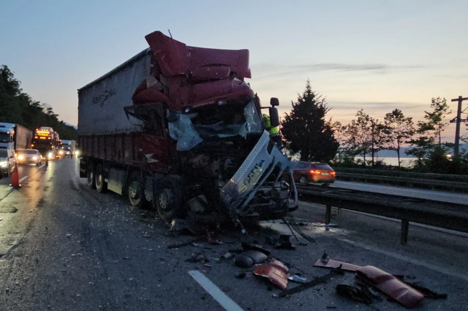Sakarya'da önündeki kamyona çarptı, hurdaya dönen araçtan hafif sıyrıklarla kurtuldu