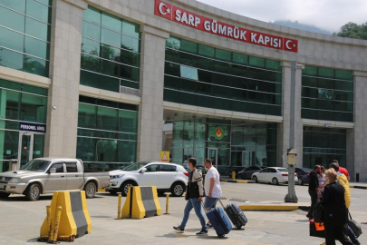 Sarp Sınır Kapısı'ndan bayram tatilinde 185 bini aşkın yolcu geçti