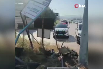 Bursa'da lastiği patlayan servis minibüsü direğe çarptı! Çok sayıda yaralı...