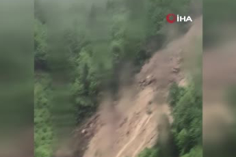 33 konut tahliye edildi: Heyelan anı kamerada