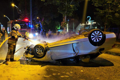 Alkollü sürücünün kullandığı otomobil refüje çarpıp takla attı