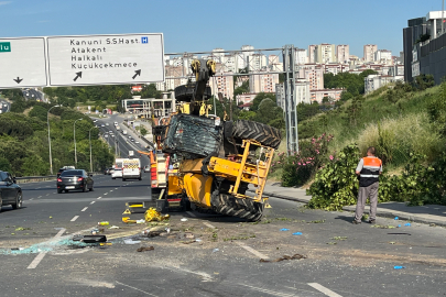 İstanbul Küçükçekmece’de iş makinesini taşıyan çekici devrildi, sürücü hayatını kaybetti