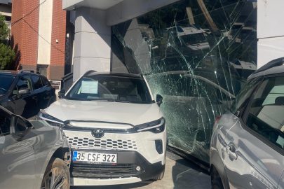 İzmir'de tırın çarptığı otomobilin galeriye savrulduğu kaza hasara neden oldu