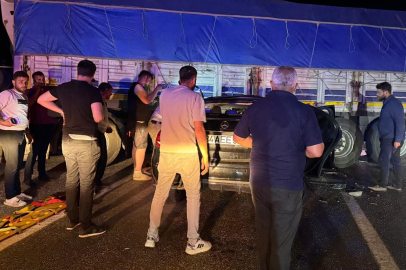Batman'da lüks otomobil benzin istasyonundan çıkan tırın altına girdi: 1’i ağır 2 yaralı