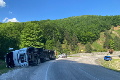 Bolu’da kontrolden çıkan tır devrildi