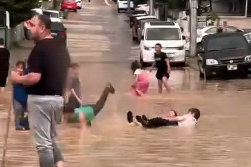 Bursa'da çocuklar sel sularında oyun oynadı!