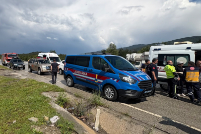 Çorum D100’de kayan kamyonun çarptığı minibüsteki 5 kişi yaralandı