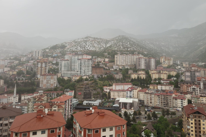 Gümüşhane'de dolu ve sağanak hayatı felç etti