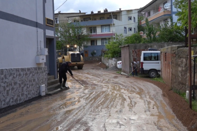 Gümüşhane'de sel nedeniyle bir ev, ahır ve 4 araç zarar gördü