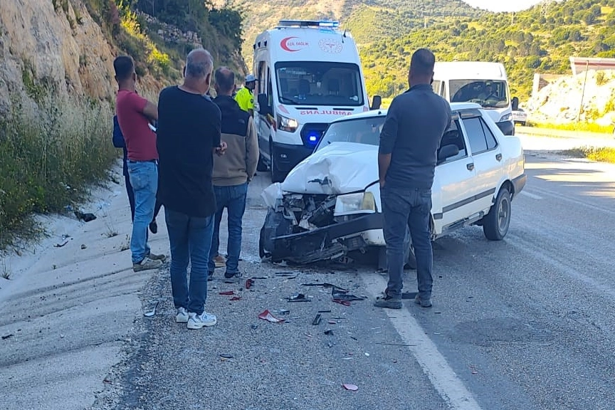 Hatay’da iki otomobil çarpıştı: 3 yaralı