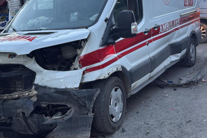 Kars'ta ambulans ile otomobilin çarpışması sonucu 3'ü sağlık çalışanı 4 kişi yaralandı