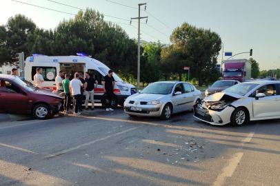 Sakarya D-650'de iki otomobil kafa kafaya çarpıştı: 1 yaralı