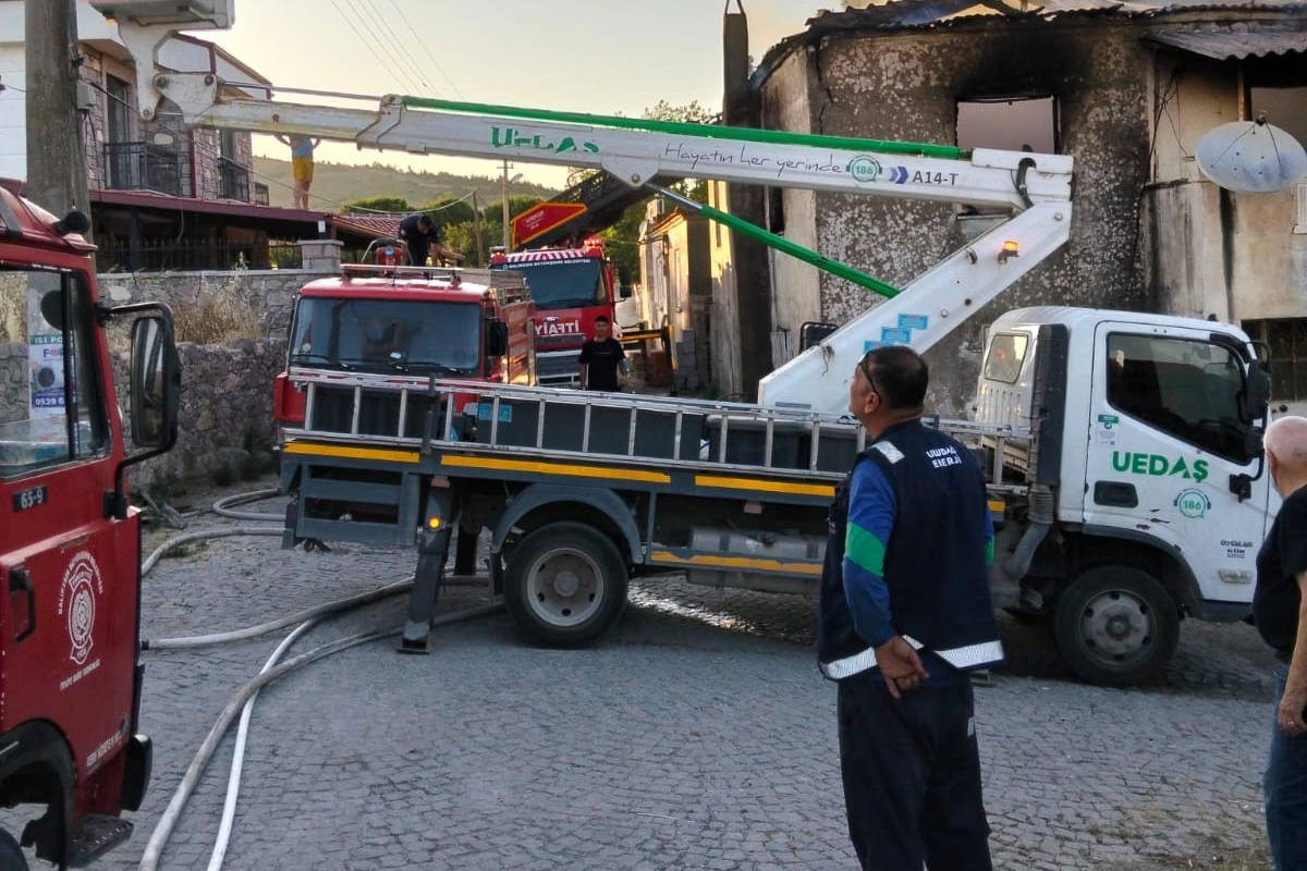 Balıkesir Ayvalık’ta metruk bina yangını