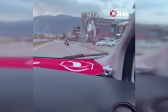 Bursa'da elektrikli scooter üzerindeki tehlikeli yolculuk!