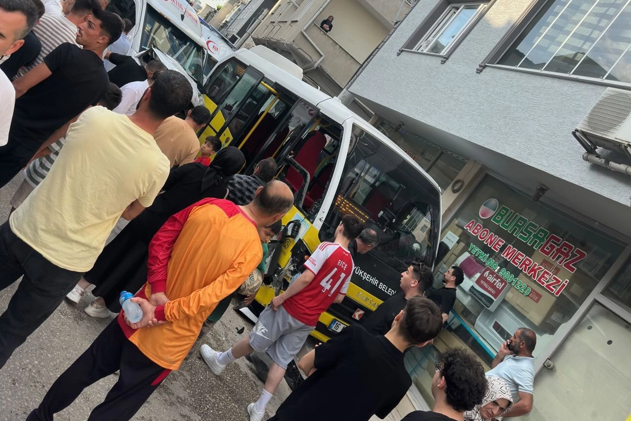 Bursa'da servis minibüsüyle özel halk otobüsü çarpıştı; 5 yaralı