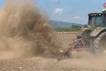 Bursa'da "Toz bulutu" altında çeltik çiftçisinin zorlu mesaisi!