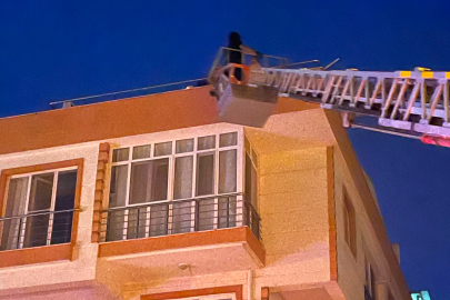 Çanakkale Lapseki'de 4 katlı apartmanda yangın: Çatıda mahsur kalan 4 kişi kurtarıldı