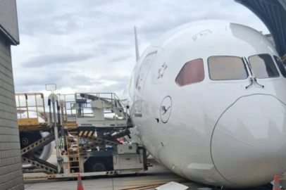 Frankfurt Havalimanı'nda ilginç kaza: Lufthansa uçağının burnu aprona oturdu
