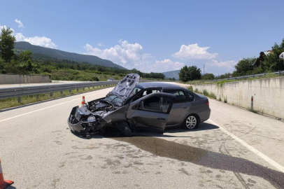 Kastamonu'da otomobil istinat duvarına çarptı: 2 yaralı