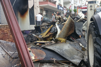 Kocaeli'de yumurta dükkanını saran alevlere iş makinesiyle müdahale